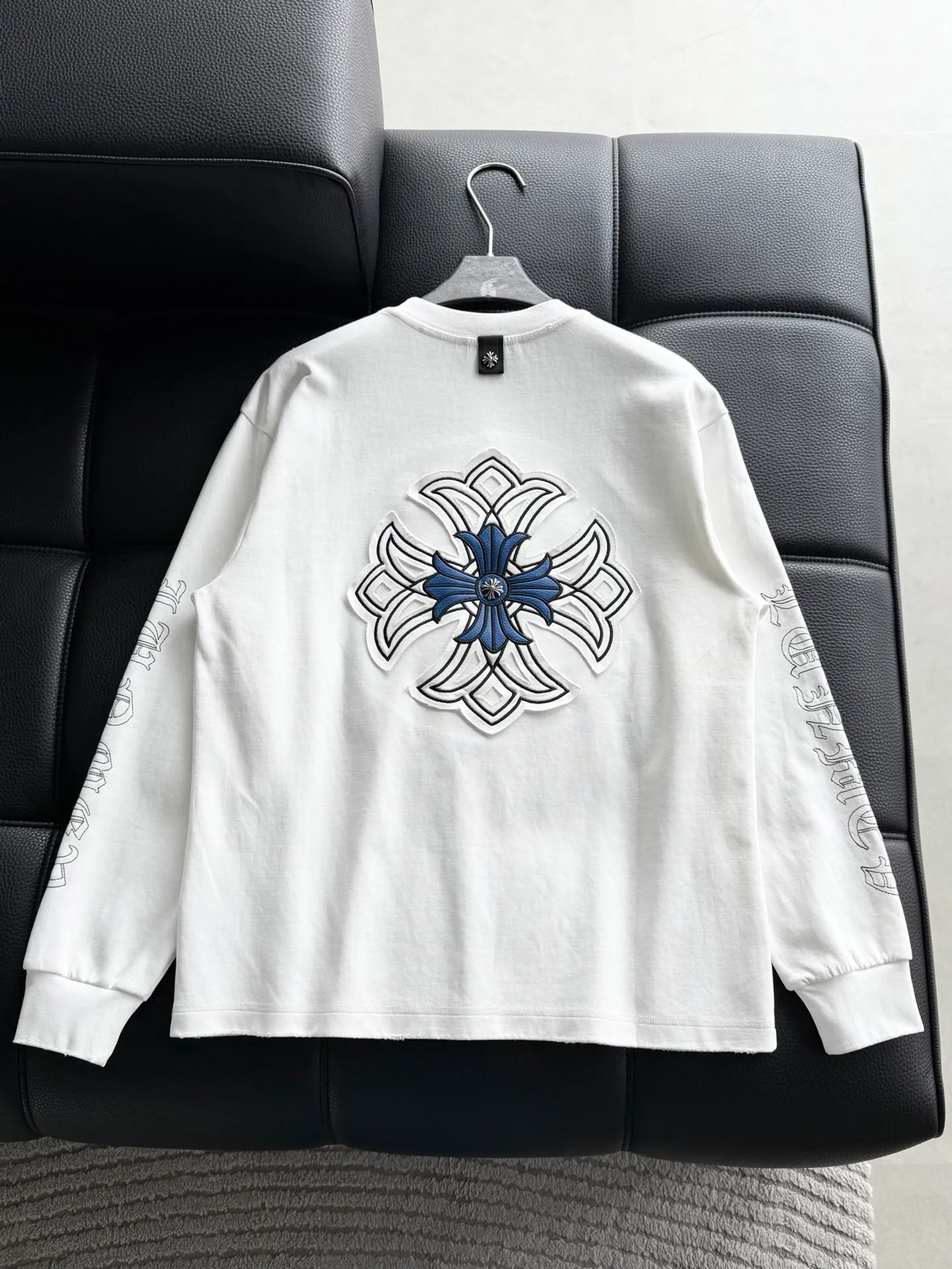 P408 💰ChromeHearts Chrome Heart Round Neck Sweater Long Sleeve The pursuit of quality guarantees the absolute quality! Using double-sided cotton fabric, the texture is clearly visible, the texture is soft, delicate and smooth, custom three-dimensional embroidery ➕ patchwork and leather craftsmanship, full of drape! The workmanship is fine and the shoulder lines are smooth. All imported chain machines are used to make the shoulder rolling strips. It has a certain thickness and is not made of cheap material but has a shiny feel that is comfortable and not tight on the upper body. It is the most avant-garde street item that can be easily matched by both men and women!  Color: black white Size: m-3xl Style number: 3582